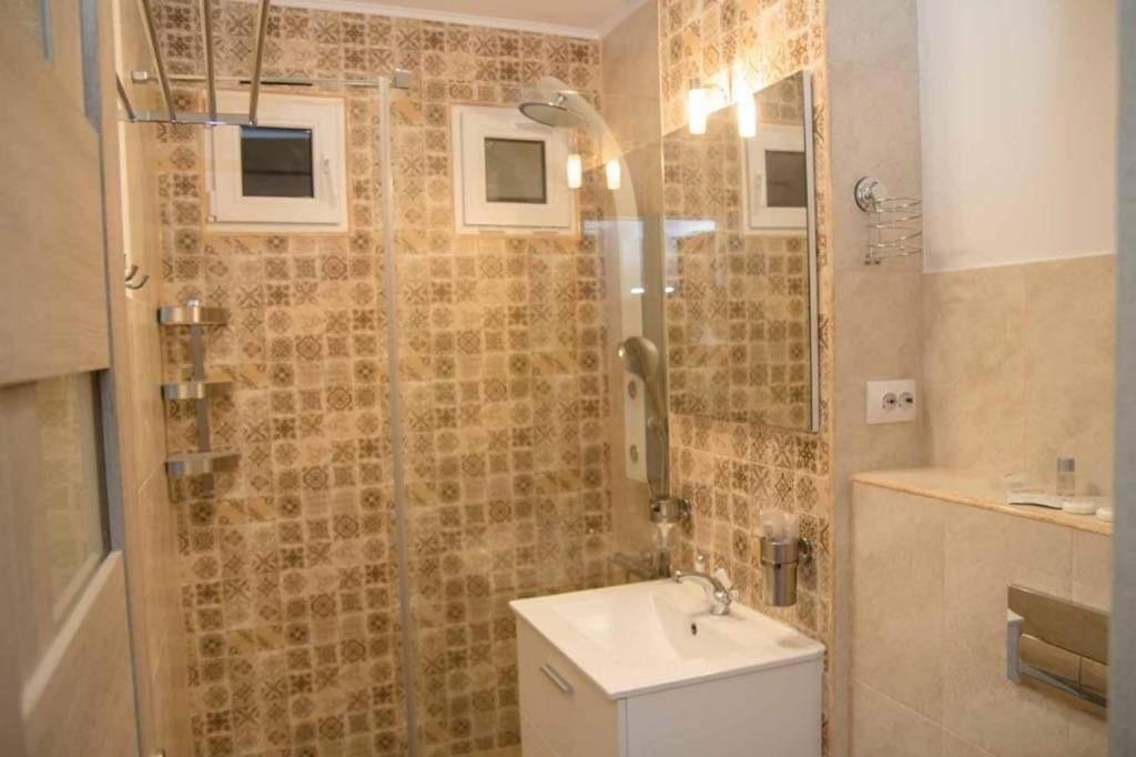 Colonial Touch Apartament Braşov Buitenkant foto
